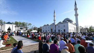 آلاف المسلمين في الولايات المتحدة يؤدون صلاة العيد